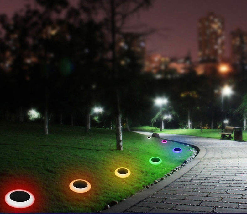 Luz de paisagem a energia solar para iluminação decorativa exterior colorida em casa de campo