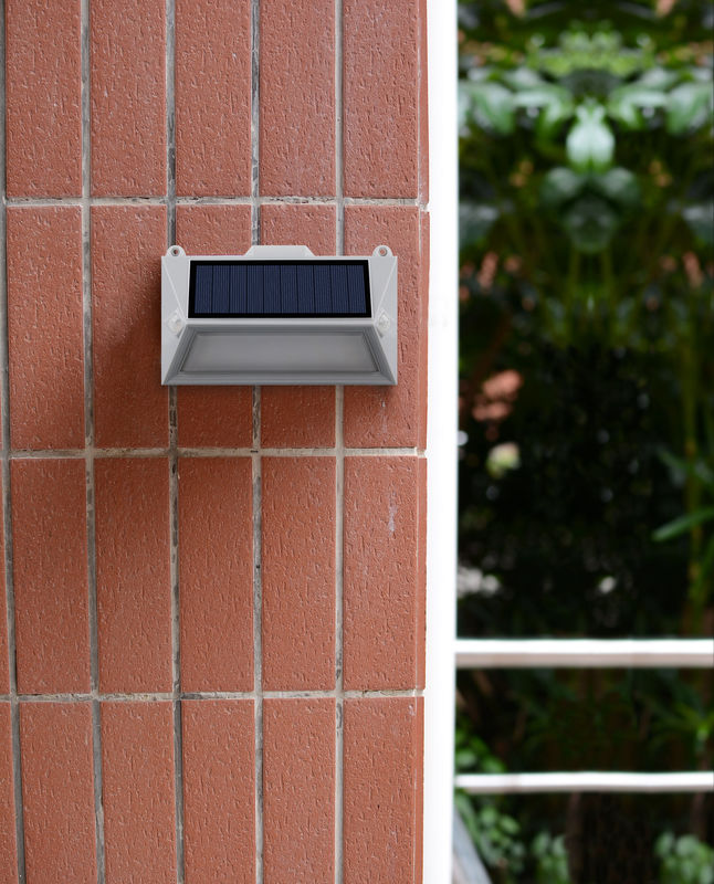 Fornecimento de energia solar 18 leds sensor de movimento luz de parede para segurança e durabilidade ao ar livre