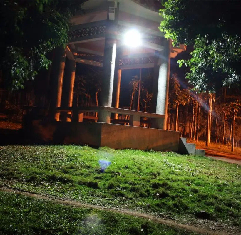 Lâmpada de inundação solar com escurecimento e modo de trabalho noturno automático